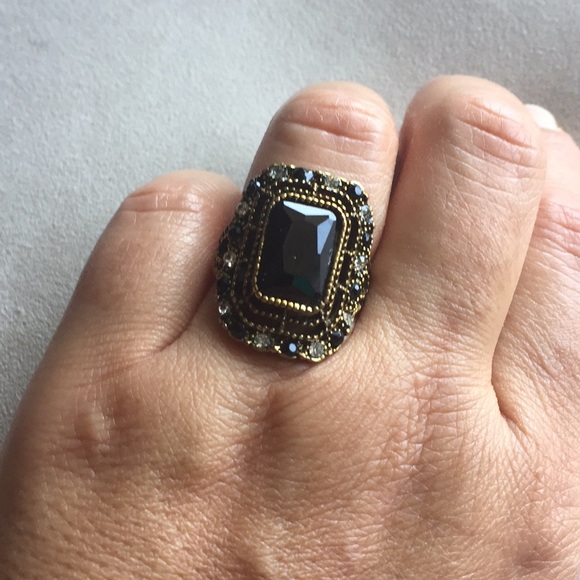 Unique Design ring - Picture 3 of 5